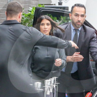 EXKLUSIV - Kim Kardashian von ihren Bodyguards umzingelt