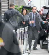 EXKLUSIV - Kim Kardashian von ihren Bodyguards umzingelt