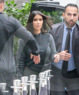 EXKLUSIV - Kim Kardashian von ihren Bodyguards umzingelt