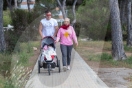 EXKLUSIV - Daniela Katzenberger und Lucas Cordalis schieben Sophia durch Port Andriano