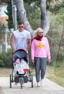 EXKLUSIV - Daniela Katzenberger und Lucas Cordalis schieben Sophia durch Port Andriano