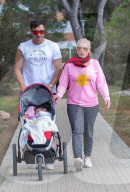 EXKLUSIV - Daniela Katzenberger und Lucas Cordalis schieben Sophia durch Port Andriano