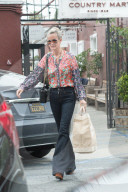PEOPLE - Laeticia Hallyday in bunter Bluse in Santa Monica unterwegs