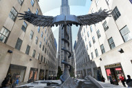 NEWS - New York: Anselm Kiefer's 'Uraeus' vor dem Rockefeller Center