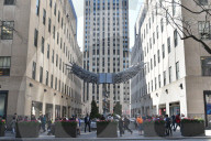 NEWS - New York: Anselm Kiefer's 'Uraeus' vor dem Rockefeller Center