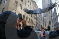 NEWS - New York: Anselm Kiefer's 'Uraeus' vor dem Rockefeller Center