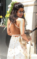 PEOPLE -  Auch Priyanka Chopra hat ein Accessoire-Hündchen