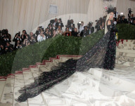 PEOPLE - Metropolitan Museum Gala: 'Himmelskörper' - Promis schleppen lange Roben