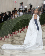 PEOPLE - Metropolitan Museum Gala: 'Himmelskörper' - Promis schleppen lange Roben