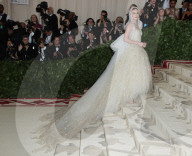PEOPLE - Metropolitan Museum Gala: 'Himmelskörper' - Promis schleppen lange Roben