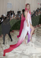 PEOPLE - Metropolitan Museum Gala: 'Himmelskörper' - Promis schleppen lange Roben