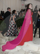 PEOPLE - Metropolitan Museum Gala: 'Himmelskörper' - Promis schleppen lange Roben