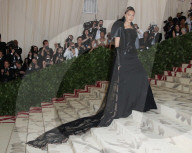 PEOPLE - Metropolitan Museum Gala: 'Himmelskörper' - Promis schleppen lange Roben