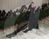 PEOPLE - Metropolitan Museum Gala: 'Himmelskörper' - Promis schleppen lange Roben