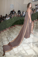 PEOPLE - Metropolitan Museum Gala: 'Himmelskörper' - Promis schleppen lange Roben