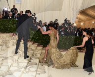 PEOPLE - Metropolitan Museum Gala: 'Himmelskörper' - Promis schleppen lange Roben
