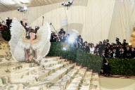 PEOPLE - Metropolitan Museum Gala: 'Himmelskörper' - Promis schleppen lange Roben