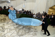 PEOPLE - Metropolitan Museum Gala: 'Himmelskörper' - Promis schleppen lange Roben