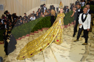 PEOPLE - Metropolitan Museum Gala: 'Himmelskörper' - Promis schleppen lange Roben