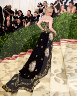 PEOPLE - Metropolitan Museum Gala: 'Himmelskörper' - Promis schleppen lange Roben