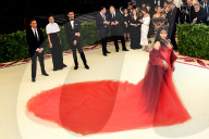 PEOPLE - Metropolitan Museum Gala: 'Himmelskörper' - Promis schleppen lange Roben