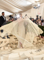PEOPLE - Metropolitan Museum Gala: 'Himmelskörper' - Promis schleppen lange Roben