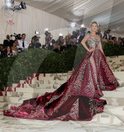 PEOPLE - Metropolitan Museum Gala: 'Himmelskörper' - Promis schleppen lange Roben