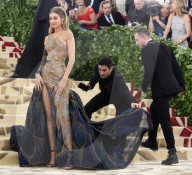 PEOPLE - Metropolitan Museum Gala: 'Himmelskörper' - Promis schleppen lange Roben