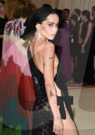 PEOPLE - Metropolitan Museum Gala: Zoe Kravitz zugeknöpft