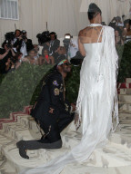 PEOPLE - Metropolitan Museum Gala: Kesha Ward mit engem Oberteil