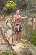 EXKLUSIV - David Hasselhoff walkt Oben Ohne mit seiner Hayley durch Malibu