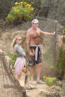 EXKLUSIV - David Hasselhoff walkt Oben Ohne mit seiner Hayley durch Malibu