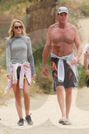 EXKLUSIV - David Hasselhoff walkt Oben Ohne mit seiner Hayley durch Malibu
