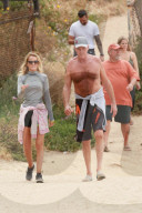 EXKLUSIV - David Hasselhoff walkt Oben Ohne mit seiner Hayley durch Malibu
