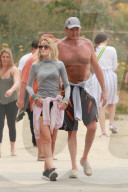 EXKLUSIV - David Hasselhoff walkt Oben Ohne mit seiner Hayley durch Malibu