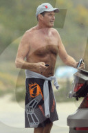 EXKLUSIV - David Hasselhoff walkt Oben Ohne mit seiner Hayley durch Malibu