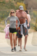EXKLUSIV - David Hasselhoff walkt Oben Ohne mit seiner Hayley durch Malibu