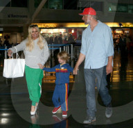 PEOPLE - Jessica Simpson landet mit der Familie in New York