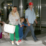 PEOPLE - Jessica Simpson landet mit der Familie in New York