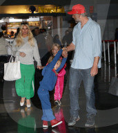 PEOPLE - Jessica Simpson landet mit der Familie in New York
