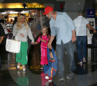 PEOPLE - Jessica Simpson landet mit der Familie in New York