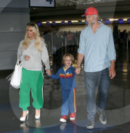 PEOPLE - Jessica Simpson landet mit der Familie in New York
