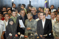 NEWS - Machtwechsel in Malaysia: 92-jÃ¤hriger Ex-Premier gewinnt Wahl