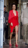 PEOPLE - Lady in Red: Alessandra Ambrosio in Madrid unterwegs