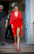 PEOPLE - Lady in Red: Alessandra Ambrosio in Madrid unterwegs