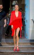 PEOPLE - Lady in Red: Alessandra Ambrosio in Madrid unterwegs