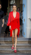 PEOPLE - Lady in Red: Alessandra Ambrosio in Madrid unterwegs