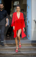 PEOPLE - Lady in Red: Alessandra Ambrosio in Madrid unterwegs