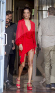 PEOPLE - Lady in Red: Alessandra Ambrosio in Madrid unterwegs