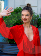 PEOPLE - Lady in Red: Alessandra Ambrosio in Madrid unterwegs